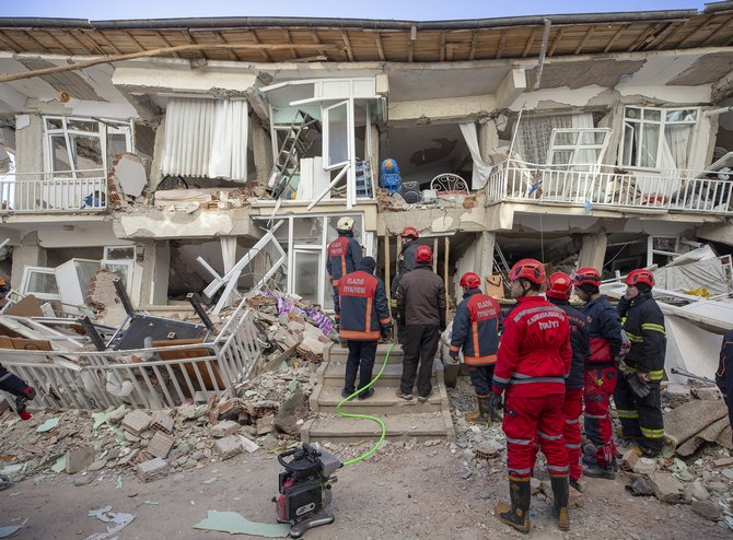 Elazığ’da depremin etkileri gün ağarınca ortaya çıktı 8