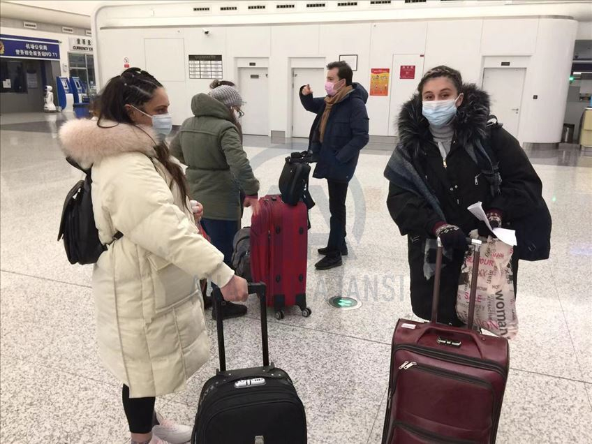Vuhan kentindeki Türk vatandaşları havalimanında 1