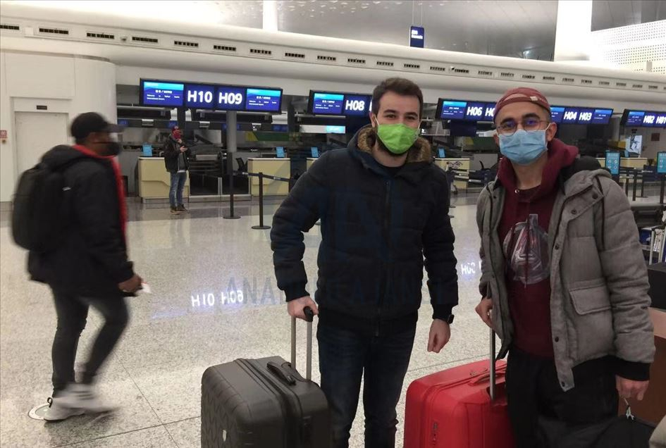 Vuhan kentindeki Türk vatandaşları havalimanında 2