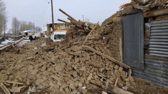 İran'daki deprem Van'ı vurdu 7