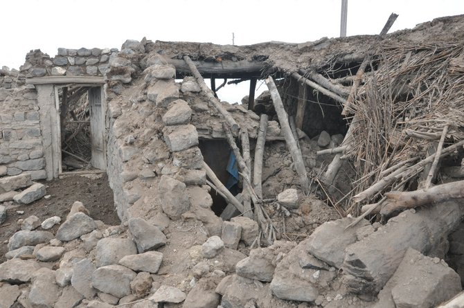 Başkale’deki depremden geriye kalan enkaz yığınları 10