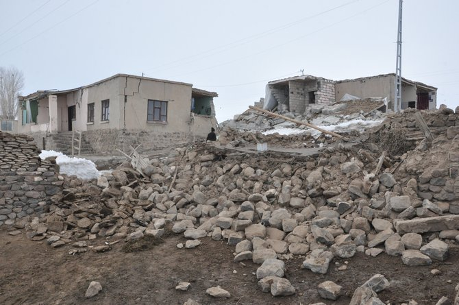 Başkale’deki depremden geriye kalan enkaz yığınları 11