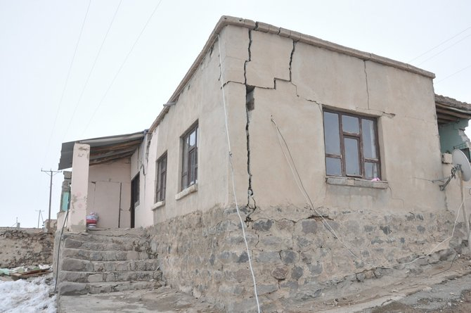 Başkale’deki depremden geriye kalan enkaz yığınları 12