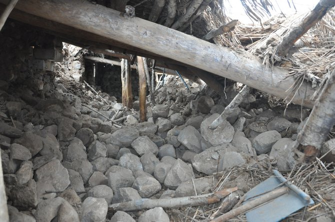 Başkale’deki depremden geriye kalan enkaz yığınları 13