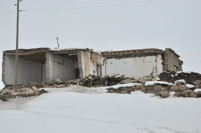 Başkale’deki depremden geriye kalan enkaz yığınları 16