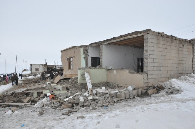 Başkale’deki depremden geriye kalan enkaz yığınları 18
