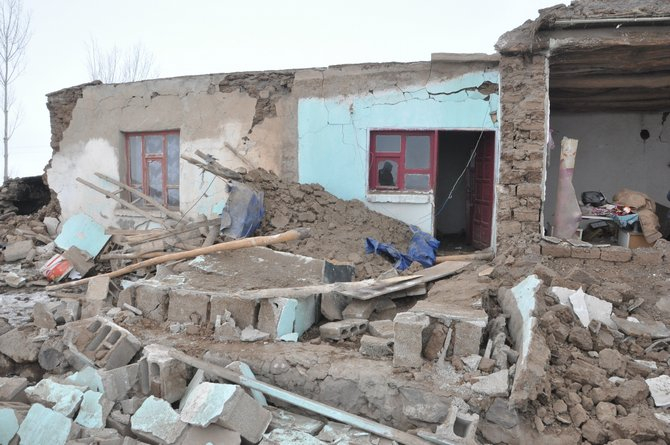Başkale’deki depremden geriye kalan enkaz yığınları 19