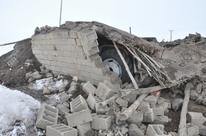 Başkale’deki depremden geriye kalan enkaz yığınları 20