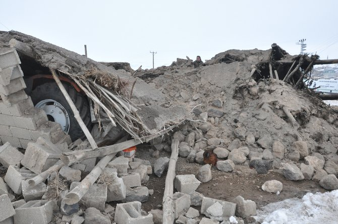 Başkale’deki depremden geriye kalan enkaz yığınları 21