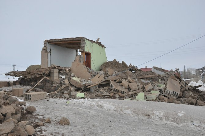 Başkale’deki depremden geriye kalan enkaz yığınları 22