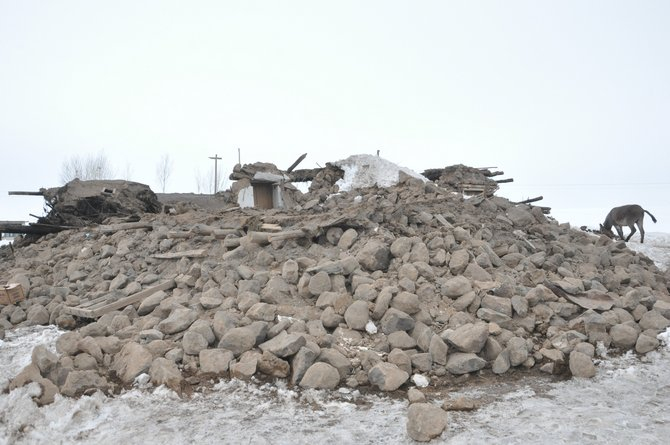 Başkale’deki depremden geriye kalan enkaz yığınları 23