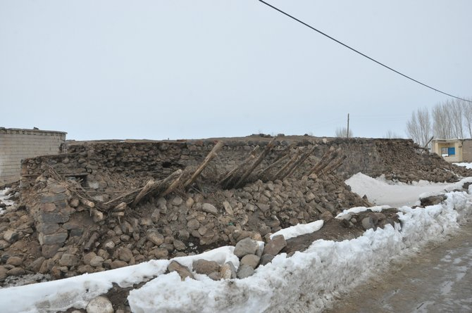 Başkale’deki depremden geriye kalan enkaz yığınları 25