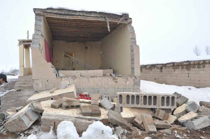Başkale’deki depremden geriye kalan enkaz yığınları 26
