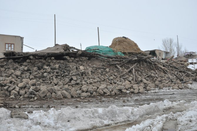 Başkale’deki depremden geriye kalan enkaz yığınları 3