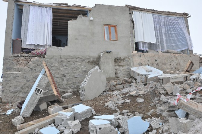 Başkale’deki depremden geriye kalan enkaz yığınları 33