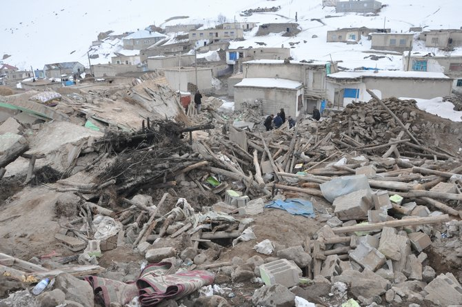 Başkale’deki depremden geriye kalan enkaz yığınları 35