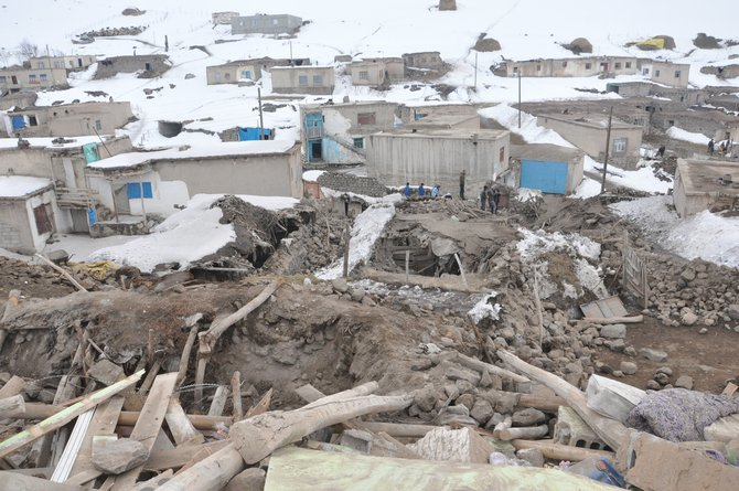Başkale’deki depremden geriye kalan enkaz yığınları 39
