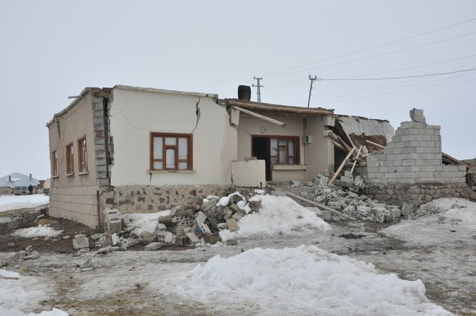 Başkale’deki depremden geriye kalan enkaz yığınları 4