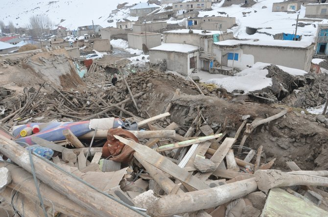 Başkale’deki depremden geriye kalan enkaz yığınları 40