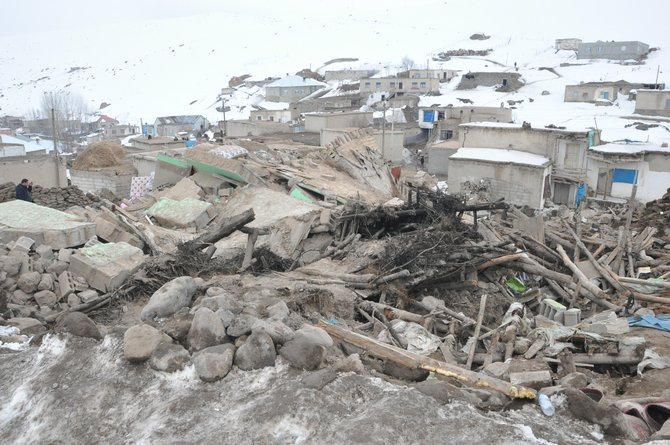 Başkale’deki depremden geriye kalan enkaz yığınları 41