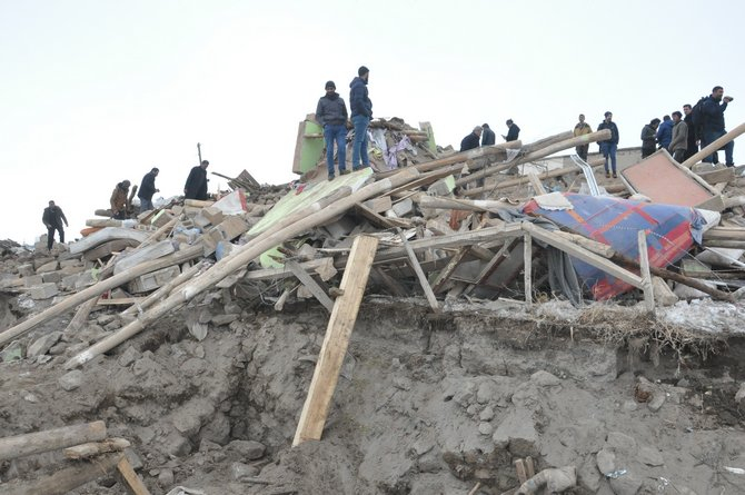Başkale’deki depremden geriye kalan enkaz yığınları 42