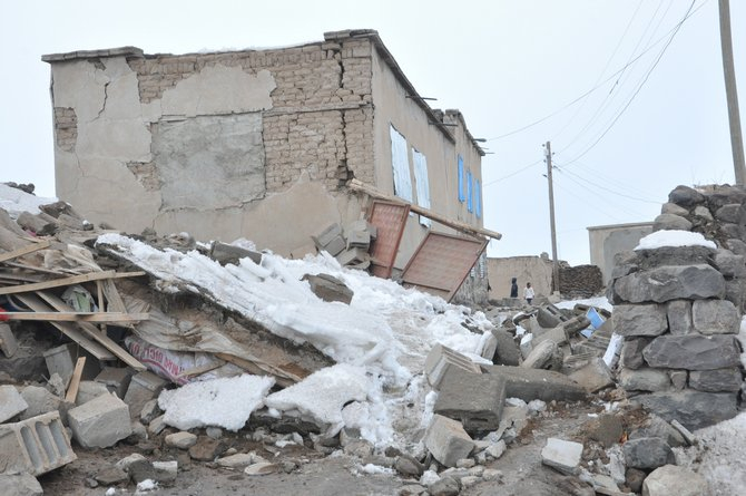 Başkale’deki depremden geriye kalan enkaz yığınları 44
