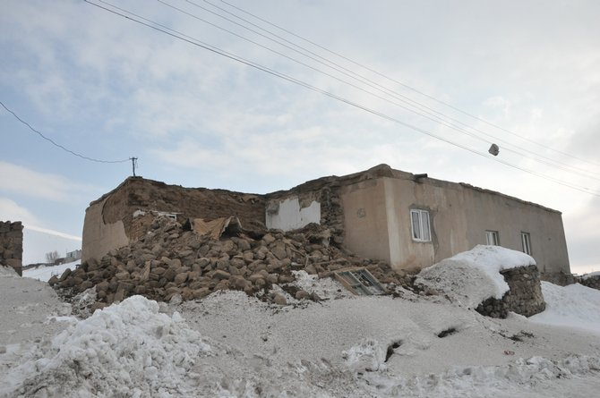 Başkale’deki depremden geriye kalan enkaz yığınları 52