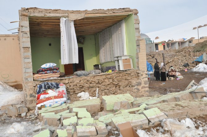 Başkale’deki depremden geriye kalan enkaz yığınları 53