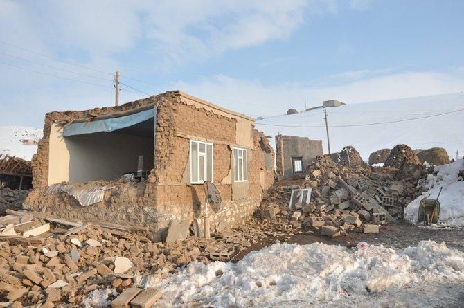 Başkale’deki depremden geriye kalan enkaz yığınları 54