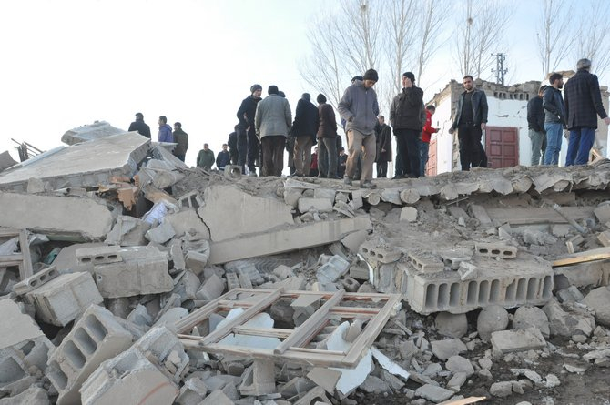 Başkale’deki depremden geriye kalan enkaz yığınları 66
