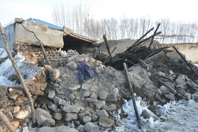 Başkale’deki depremden geriye kalan enkaz yığınları 68