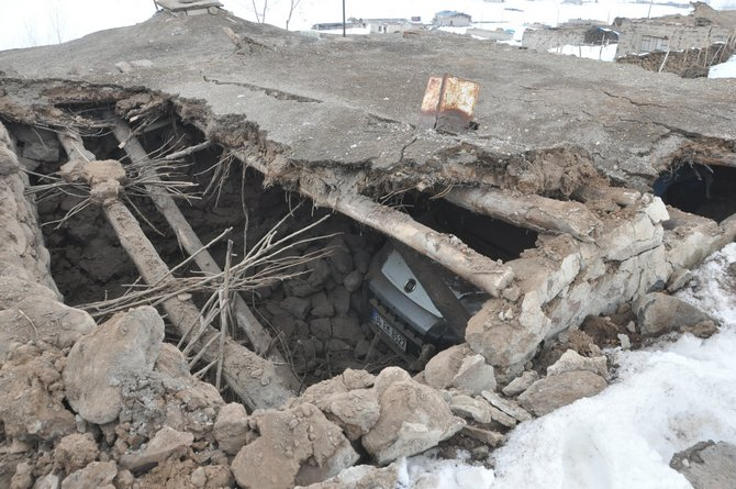 Başkale’deki depremden geriye kalan enkaz yığınları 8