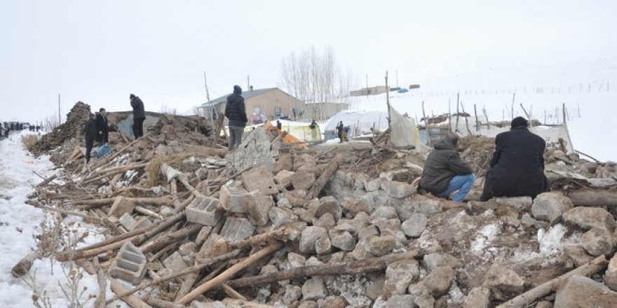 Başkale’deki depremden geriye kalan enkaz yığınları