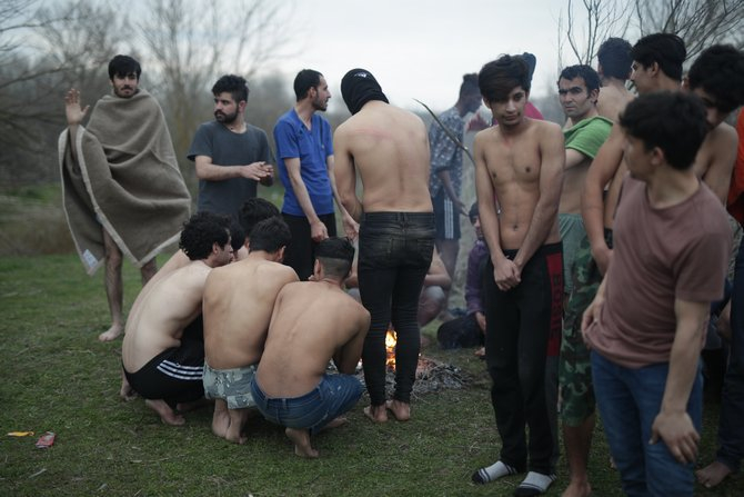 Yunan askerleri sığınmacıların kıyafetlerini çıkartarak darbetti 1