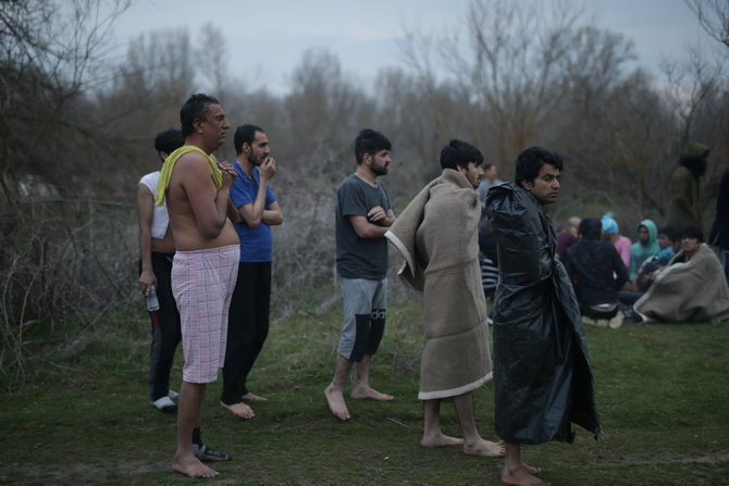 Yunan askerleri sığınmacıların kıyafetlerini çıkartarak darbetti 11