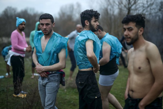 Yunan askerleri sığınmacıların kıyafetlerini çıkartarak darbetti 13