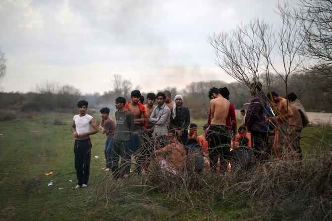 Yunan askerleri sığınmacıların kıyafetlerini çıkartarak darbetti 2