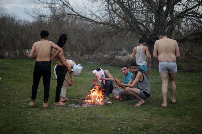 Yunan askerleri sığınmacıların kıyafetlerini çıkartarak darbetti 3