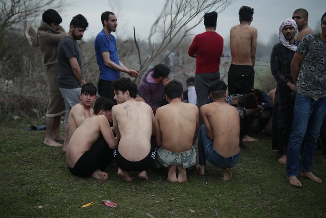 Yunan askerleri sığınmacıların kıyafetlerini çıkartarak darbetti 4
