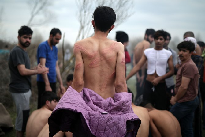 Yunan askerleri sığınmacıların kıyafetlerini çıkartarak darbetti 5