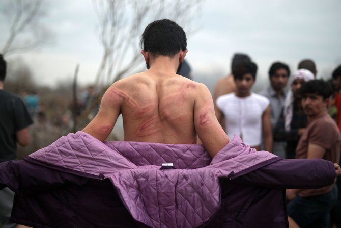 Yunan askerleri sığınmacıların kıyafetlerini çıkartarak darbetti 6