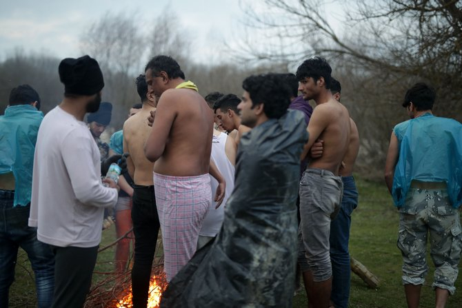 Yunan askerleri sığınmacıların kıyafetlerini çıkartarak darbetti 7