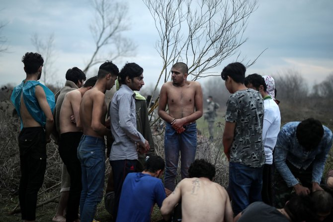 Yunan askerleri sığınmacıların kıyafetlerini çıkartarak darbetti 8