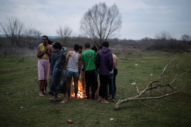 Yunan askerleri sığınmacıların kıyafetlerini çıkartarak darbetti 9