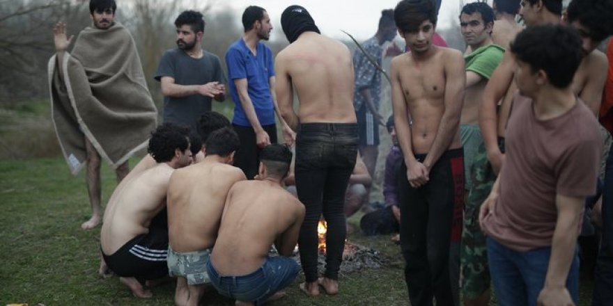 Yunan askerleri sığınmacıların kıyafetlerini çıkartarak darbetti