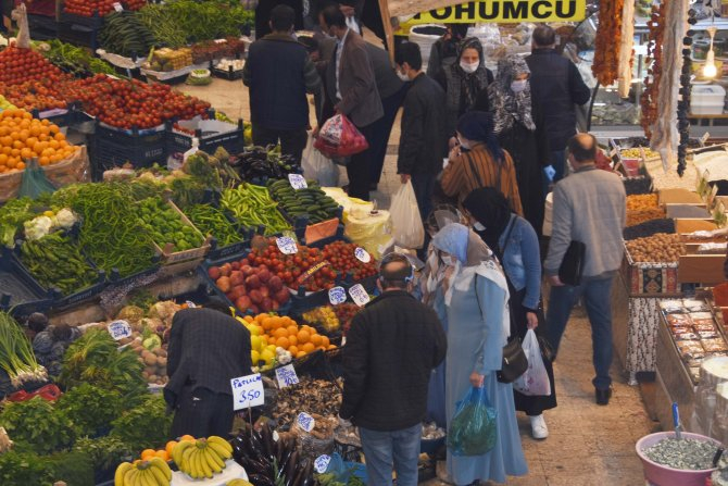 Konya'da sokağa çıkma yasağı öncesi, pazar ve sokaklarda yoğunluk 15