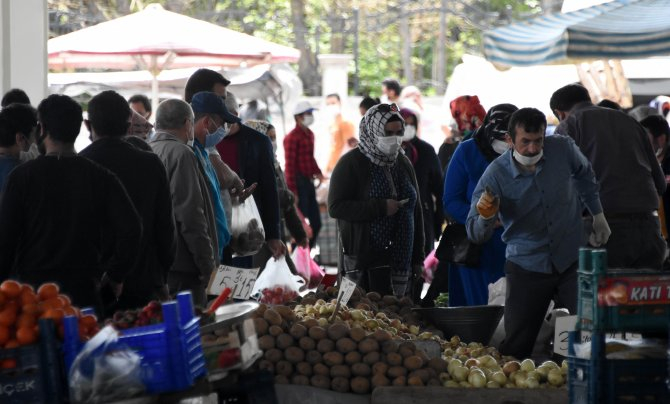 Konya'da yasak sonrası pazarlarda yoğunluk 3