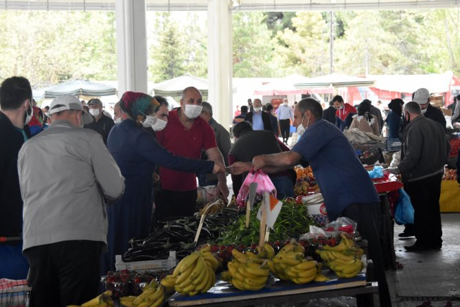 Konya'da yasak sonrası pazarlarda yoğunluk 4