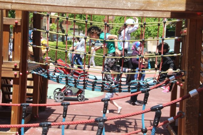 Konya’da parklar çocuklarla doldu 4