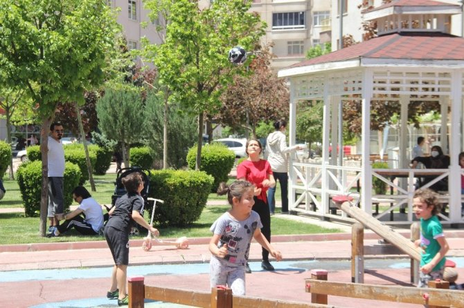 Konya’da parklar çocuklarla doldu 5